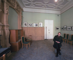 Михаил Мильчик в комнате, где Бродский жил с родителями. Фото: Юрий Лепский