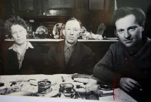 В этой самой комнате Иосиф Бродский за столом с гостями - К. Пестеревым и его племянником. Снимок сделан после возвращения из ссылки, в 1967 году  А.И. Бродским (из коллекции М.И. Мильчика).